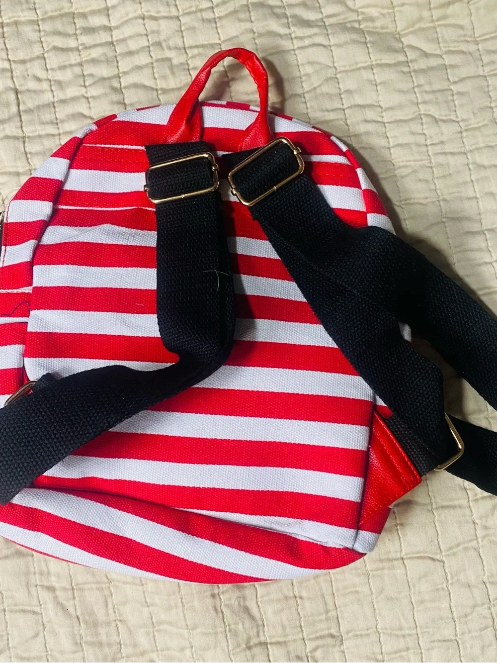 three backpacks of different sizes